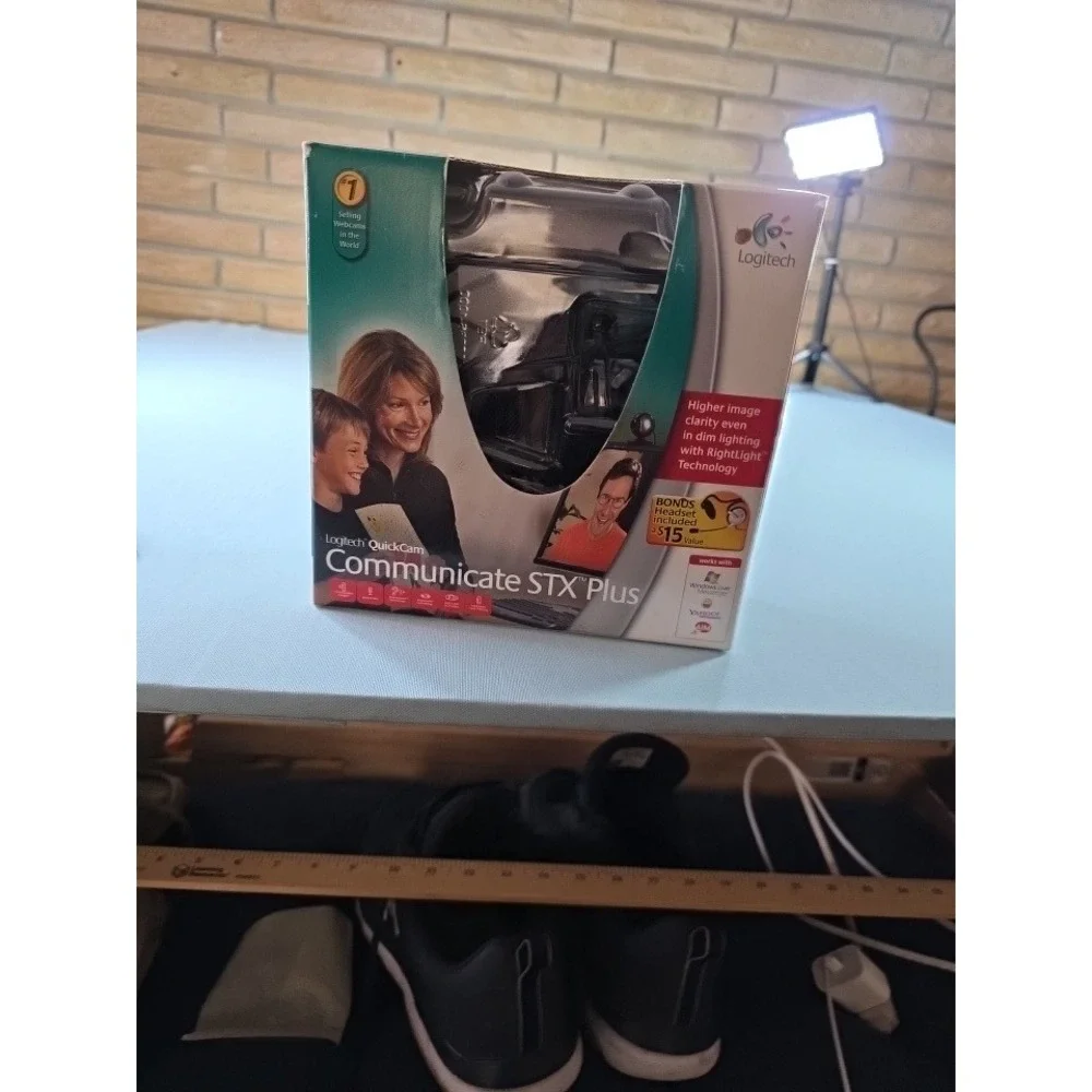 Logitech QuickCam Communicate STX Plus Webcam with Headset RightLight VGA USB
